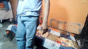 Kontol tidur keluar dari celana dalam