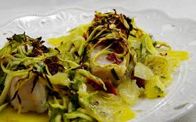 Filetto di orata in crosta di patate su letto di verdurine alla julienne. Filetti Di Pesce Al Forno In Letto Di Zucchine E Patate