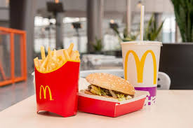 Agora, a novidade é a criação de uma linha diferenciada, chamada signature em que o club house é o primeiro hambúrguer a ser servido nos restaurantes mcdonald's. Mcdonald S Promocoes Veja Como Economizar No Mcdonald S Em 2021 Dicas Off