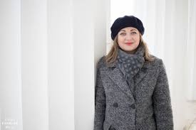 Winteroutfit mit grauem Mantel und Baskenmütze - Vienna Fashion Waltz