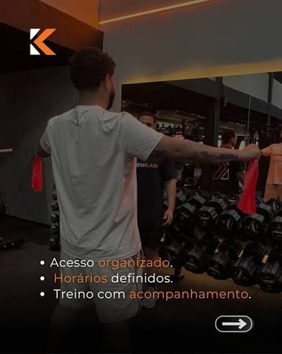 Instrutor orientando uma aluna durante um exercício de puxada na Konnen Black