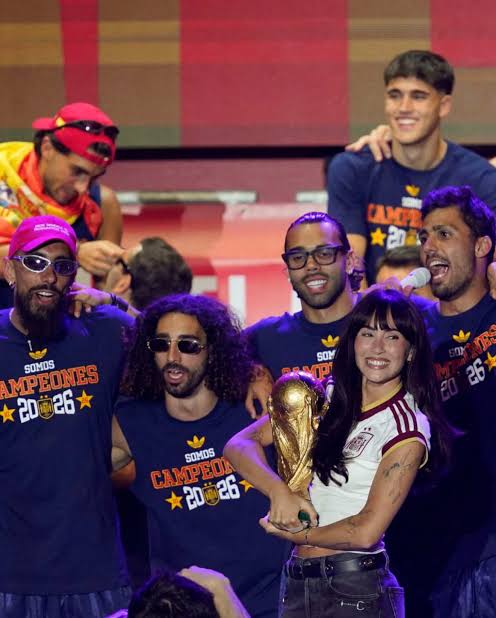 ¡Todos quieren una foto con La Roja, incluso una Superestrella! Aitana lo vuelve a hacer y pide fotografiarse junto a la copa y los jugadores de la selección española. #aitana #mundial2026