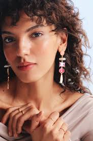 Kjøp Lange stein- og perleøredobber i rosa på Glitter.no