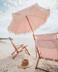 Çok çeşitli benzer sahneler arasından seçim yapın. Picnic Ideas Discover The Premium Beach Umbrella Laurens Pink Stripe Beach Wall Collage Summer Wallpaper Beach Aesthetic