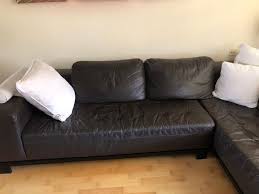 Korišteno tekst oglasa prodajem kozni simpov trosed i dvosed u veoma dobrom stanju.zbog prosirenja porodice nemamo mesta za njih.dimenzije troseda su 1980*940*860mm , a dvoseda 1490*940*860mm.trosed je na razvlacenje sa. Kozna Garnitura Simpo Pariska Nokj Skopje