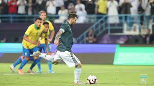 Le brésil de neymar est opposé à l'argentine de lionel messi dans la nuit de samedi à dimanche (2h), en finale de la copa america. Bresil Argentine 0 1 L Argentine Et Messi S Offrent Une Petite Revanche Contre Le Bresil Goal Com