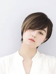 ジェンダーレスがキーワード 少年と少女が同居する ショートヘア カタログ キナリノ 個性的 ヘアスタイル ヘアスタイリング 女子 ショートカット