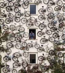 120 Bikes On The Wall Of A Bike Shop In Berlin Germany Fahrrad Kunst Fahrradkunst Streetart