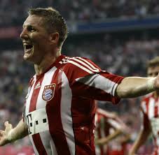 Happy to play football with @acmilan + proud captain of @dbulandshold. Simon Kjaer In Wolfsburg Fuhle Ich Mich Wohler Als In Italien Welt
