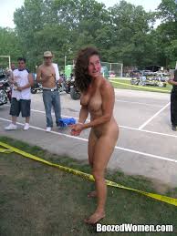Betrunkene und nackte Frauen bei einem Wettbewerb im Freien Porno-Bilder,  Sex Fotos, XXX Bilder #3477173 - PICTOA