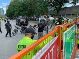 Things are turning violent at toronto's lamport stadium park this afternoon as city officials attempt to clear out yet another homeless encampment with help from police. Xexqckn9n Da6m