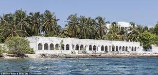 Abandoned Luxury The Huge Mansion Situated On One Of The Rosario Islands In Colombia Was Commissioned By Drug King Pablo Escobar Pablo Escobar House Escobar