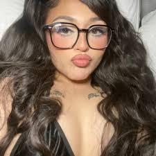 Jasmine Kelly's Instagram, Twitter & Facebook