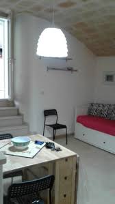 Si affitta solo per brevi periodi casa vacanza in pietra nel centro storico di bitonto con climatizzatore nella stanza da letto e stufa a gas nella cucina , fresca d'estate.a pochi metri ampio parcheggio gratuito provvisto di. Monopoli Monolocale Ristrutturato A Bari In Affitto