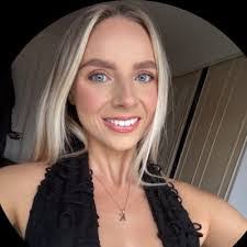 Alexandra Applegate's Instagram, Twitter & Facebook