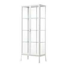 Ikea Milsbo Vitrinekast Door De Glasplaten Verspreidt Het Licht Zich Door De Hele Kast Glazen Planken Ikea Vitrinekast