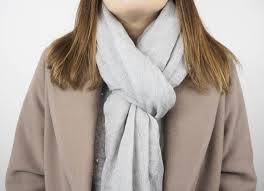 6 tuch wickeltechniken pareos sind breitere xxl tücher meist aus leichter baumwolle, chiffon oder seide dabei pflegeleicht. Schal Binden 10 Wickeltechniken Fur Den Alltag Sintre