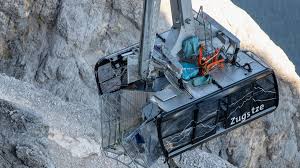Der älteste eingeschlossene in der etwa zwölf quadratmeter großen gondel war 75 jahre alt. Zugspitze Garmisch Partenkirchen Nach Unfall Bei Notfallubung Experten Bergen Zerstorte Gondel Welt