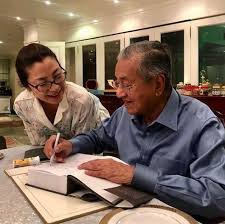 Born in ipoh, malaysia, she was chosen by people as one of the 50 most beautiful people in the. Sanjung Jasa Frontliners Malaysia Tan Sri Michelle Yeoh Ikut Perkembangan Negara Dari Jauh Nona