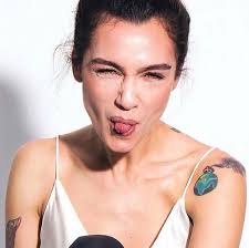 بيرجي أكلاي birce akalay‏ (إلاي) وهي ممثلة تركية ولدت في إ سطنبول يوم 19 حزيران عام 1984م، ومن أعمالها مسلسل عاصي. Ø¨ÙŠØ±Ø¬ÙŠ Ø£ÙƒØ§Ù„Ø§ÙŠ Ù…Ù† Ø¬Ù„Ø³Ø© Siyah Beyaz Ask Ø­Ø¨ Ø£Ø¨ÙŠØ¶ Ø£Ø³ÙˆØ¯ Facebook