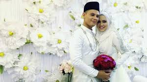 Bagi penyampai radio suria fm, feeya iskandar atau popular dengan gelaran cik piah, beliau lebih gemar melakukan aktiviti zumba atau bergerak aktif baik di tempat kerja mahupun di rumah. Feeya Sah Bergelar Isteri