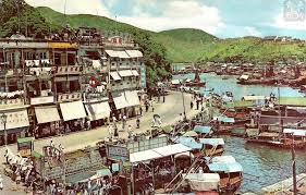 五十年代香港仔海傍 圖中見當年非常著名的珊瑚酒家 圖右為太白海鮮舫碼頭 當時此處海面只有太白 海角皇宫和漁民大禮堂三隻畫舫 兩船仍未遷深灣而珍寶亦未開業 另一品嘗海鮮的選擇則是乘搖艇到鴨脷洲 此亦屬一種難忘而獨特的風味 請 瀏 british hong kong