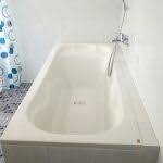 500.000 untuk layanan kamar dengan fasilitas bathtub, menurut aku ini cukup murah ya. Villa Kamaran Bathup Di Batu Villa Kota Batu