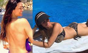 Manuela Arcuri: topless in barca e bikini pitonato. Lestate si scalda, che  FOTO!|Primapagina | Calciomercato.com