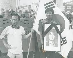 1980년대 연세대 학생회장 출신인 우상호 더불어민주당 의원이 배우 우현(54) 씨, 안내상(54) 씨와 함께 학생운동에 투신했던 일화를 소개해 눈길을. ì´í•œì—´ ì—´ì‚¬ ì§€ì¼°ë˜ ìš°ìƒí˜¸ ì˜ì›ê³¼ ë°°ìš° ìš°í˜„ ç¾Ž ì–¸ë¡ ë„ ì¡°ëª… ì‚¬íšŒ ê¸°ì‚¬ë³¸ë¬¸ í•œìŠ¤ê²½ì œ í•œêµ­ìŠ¤í¬ì¸ ê²½ì œ