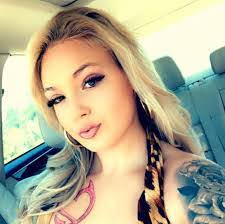 Laura Tarnowski's Instagram, Twitter & Facebook