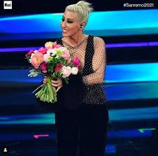 L'album al quale fa riferimento è domino malika ayane, testo e significato di ti piaci così: Sanremo 2021 La Pagella Dei Look Della Seconda Serata Newsic It