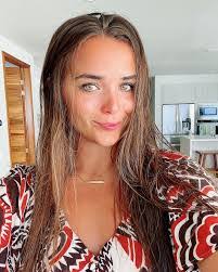 Isabelle Cox's Instagram, Twitter & Facebook