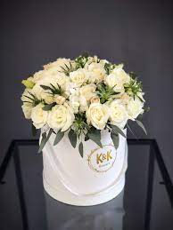 53 Xl Hat Box Arrangement White And Pink In Hallandale Beach Fl K K Flowers Fresh Flowers Arrangements Hat Box Flowers Beautiful Flower Arrangements