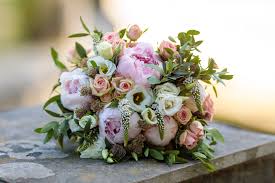 Die zeit zwischen 1815 und 1850 wird biedermeier genannt. Brautstrausse Und Ihre Formen Ubersicht Hochzeitsblumen