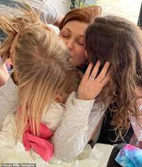 This is the only official facebook page for emma willis. Emma Willis Shares A Mother S Day Embrace With Her Kids Aktuelle Boulevard Nachrichten Und Fotogalerien Zu Stars Sternchen