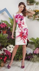 La collezione abiti da cerimonia rinascimento spazia, ad esempio, tra modelli classici come tubini rosa al ginocchio fascianti e adatti alle silhouette esili e tagli più vaporosi con gonna a balze e rouches che allargano i fianchi. Abiti Da Cerimonia Corti 2018 45 Modelli Per Scegliere Quello Perfetto Per Voi