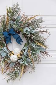 Jun 28, 2018 · decorate with blues, greens, creams, silver, with pops of red and natural elements such as twigs, seashells, starfish and pine cones to bring the seaside into your home. 90 Diy Christmas Decorations Our Favorite Homemade Christmas Decor Ideas Hgtv
