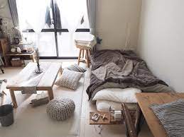 make my room ちいさな部屋作り on instagram ホワイト グレー ベージュでシンプルにまとめられたお部屋は 清潔感たっぷりで心地よい あたたかみのある素材のデスクやプフがお部屋にぴったり mmm 09 インテリア ベージュ 部屋