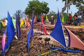 Permainan tradisional melayu riau di riau, kini permainan rakyat tradisional sudah sulit dijumpai terutama di kota pekanbaru, hal ini dikarenakan perkembangan ilmu pengetahuan teknologi, keterbatasan areal tempat permainan, pola pikir dan didikan orang tua. Perahu Jong Permainan Tradisional Berusia Ratusan Tahun Di Kepulauan Riau Halaman All Kompas Com