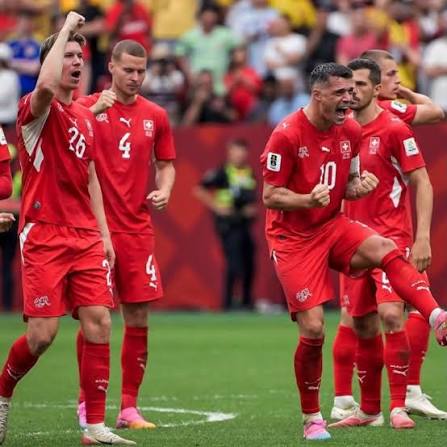 A Su&iacute;&ccedil;a eliminou a Col&ocirc;mbia nos p&ecirc;naltis e vai ser a advers&aacute;ria da Argentina na pr&oacute;xima fase!! Os su&iacute;&ccedil;os n&atilde;o chegavam &agrave;s quartas de final da Copa desde 1954!! Avan&ccedil;aram ap&oacute;s empate