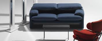 We have another matching 2,5 seater and armchair+ottoman in stock. 675 Maralunga Sofa Zweisitzer Cassina Stoff Corall Offwhite Amerikanischer Nussbaum Cassina 675 Maralunga Sofa Zweisitzer 77