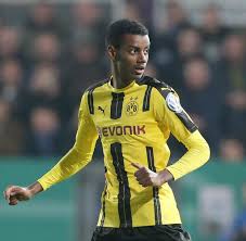 » auch das verhältnis zu lucien favre scheint belastet. Alexander Isak Bvb Lasst Erstmals Sein Supertalent Los Welt
