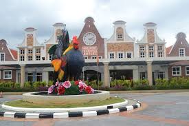 Pengunjung berpeluang menaiki menara ini dengan dek berkaca tertutup yang akan naik ke atas & berpusing 360 darjah secara berterusan. Diari Si Ketam Batu Wisata Melaka 2017 02 Tempat Menarik Di Melaka