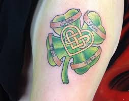15 Seltene Vierblattriges Kleeblatt Tattoos Und Ihre Bedeutung Keltisch Klee Mit Vier Blattern Und Namen T Tattoos Mit Bedeutung Kleeblatt Tattoo Tattoo Namen