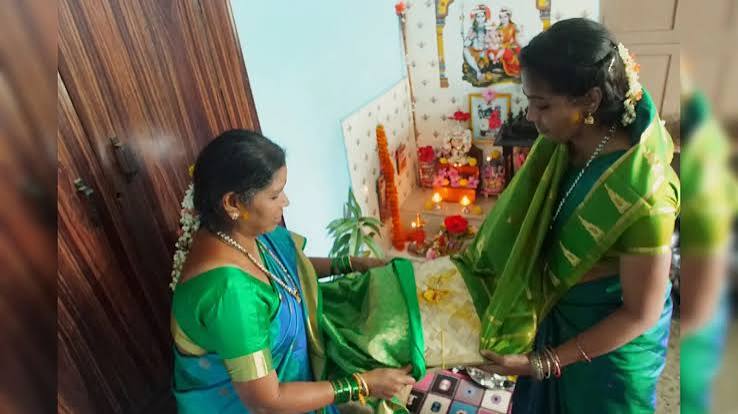 ಮೊರದ ಬಾಗಿನದೊಳಗಿನ ಲಕ್ಷ್ಮೀಯರು,ಮೊರದ ಬಾಗಿನದೊಳಗಿನ ಲಕ್ಷ್ಮೀಯರು - god lakshmi bagina - vijaykarnataka