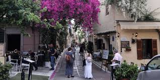 Ανοιχτό από τις αρχές είναι το ενδεχόμενο, να υπάρξουν προνόμια σε όσους έχουν εμβολιαστεί κάτι το οποίο γίνεται και στις άλλες χώρες και λειτουργεί ως προτροπή εμβολιασμού για τους πολίτες. Poia 8a Einai Ta Pronomia Gia Toys Emboliasmenoys Poy 8a Exoyn Eley8erh Prosbash Erxetai Kai O Ypoxrewtikos Emboliasmos Politikh Iefimerida Gr