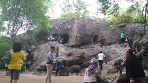 Harga tiket masuk pantai klotok wonogiri yaitu rp.5.000/orang dengan biaya tambahan retribusi parkir kendaraan wisata. Ayo Liburan Murah Meriah Ke Goa Selomangkleng Kediri Regional Liputan6 Com