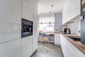 Photos de cuisines blanches : 1001 Modeles Fascinants Du Duo Cuisine Blanche Plan De Travail Bois Cuisine Blanche Meuble Blanc Et Bois Plan De Travail Bois