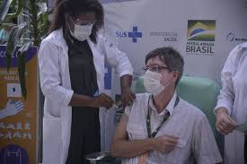 A vacina astrazeneca, importante para a oms porque é uma das que vai ser distribuída (mais de três centenas de a eficácia da vacina astrazeneca está estimada em 70%, enquanto as vacinas. Astrazeneca Nega Que Eficacia Da Vacina E De 8 Para Maiores De 65 Anos Poder360