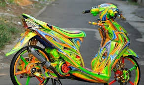 Bagi yang punya budget minim, namun tetap ingin menciptakan modifikasi mio airbrush tidak perlu cemas. Modifikasi Mio Warna Hijau Dengan Batangan Warna Kuning